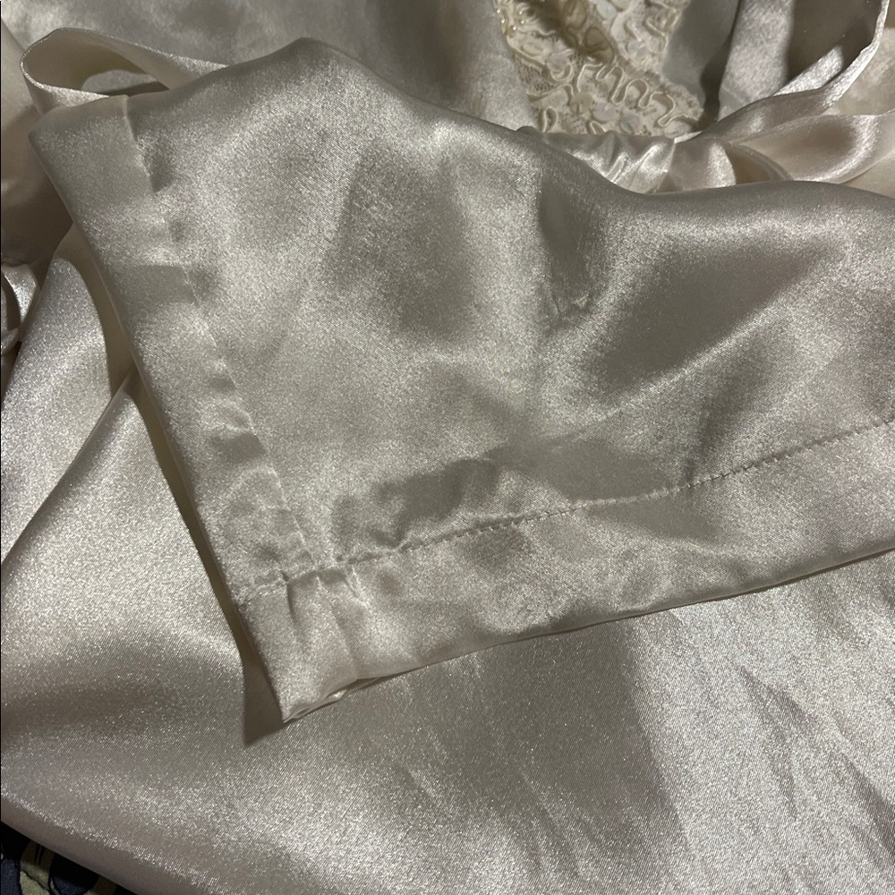 Vintage Victoria's Secret Cream bridal Satin Robe with Lace and sequin detail OS - Picture 5 of 5
